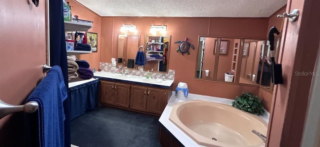 Active With Contract: $195,500 (3 beds, 2 baths, 1971 Square Feet)