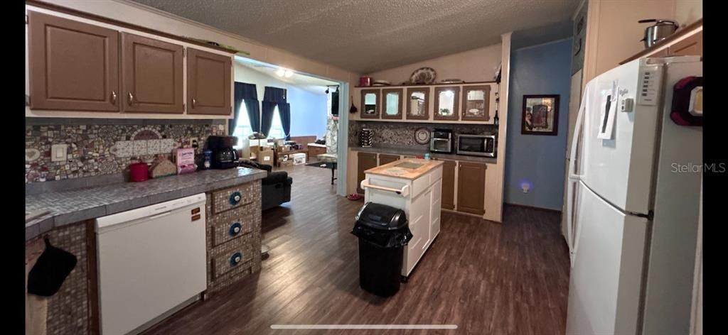 Active With Contract: $195,500 (3 beds, 2 baths, 1971 Square Feet)