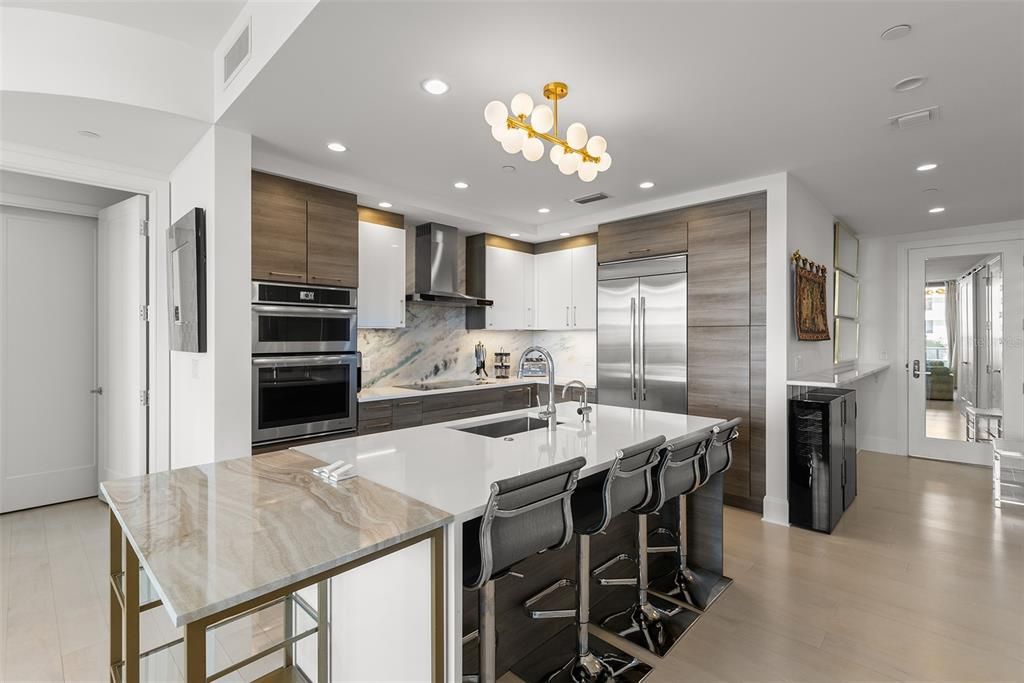 Под контрактом: $6,000 (2 спален, 2 ванн, 1402 Квадратных фут)