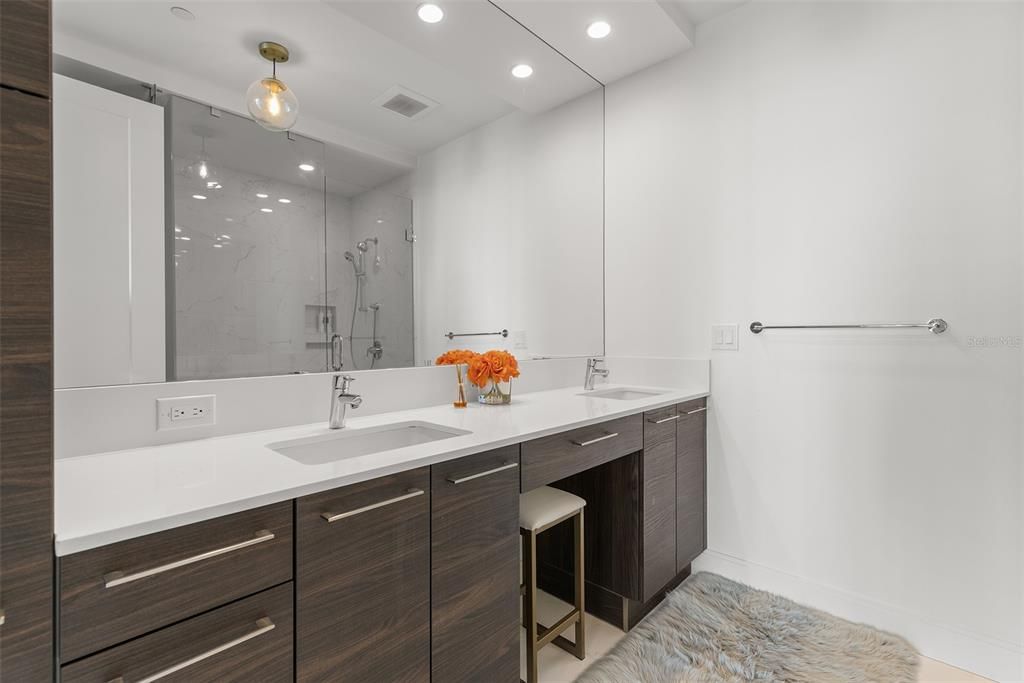 Под контрактом: $6,000 (2 спален, 2 ванн, 1402 Квадратных фут)