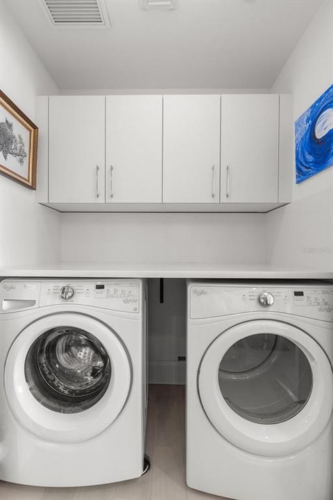 Под контрактом: $6,000 (2 спален, 2 ванн, 1402 Квадратных фут)