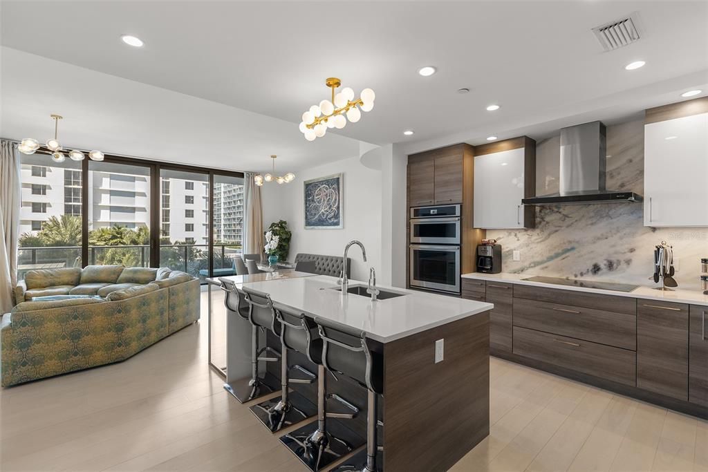 Под контрактом: $6,000 (2 спален, 2 ванн, 1402 Квадратных фут)