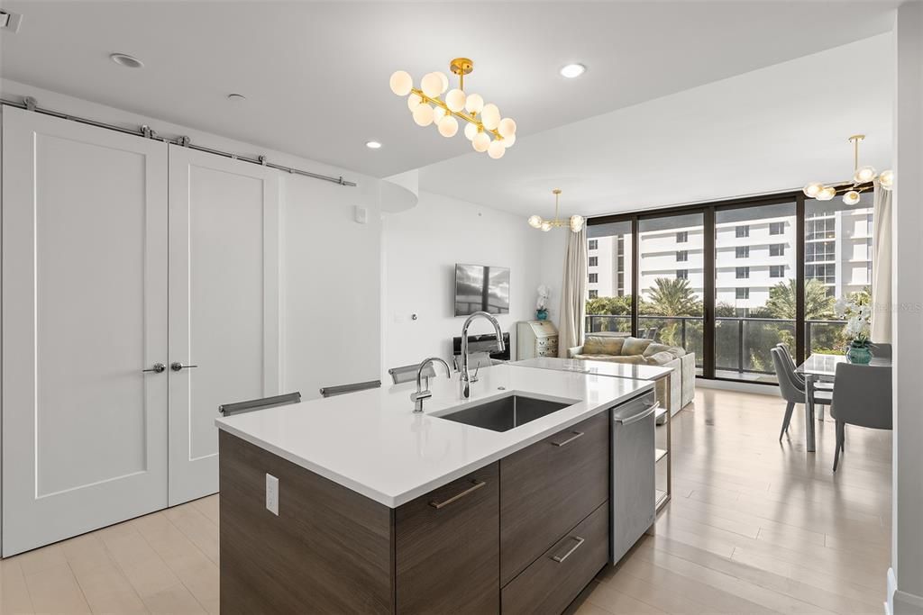 Под контрактом: $6,000 (2 спален, 2 ванн, 1402 Квадратных фут)