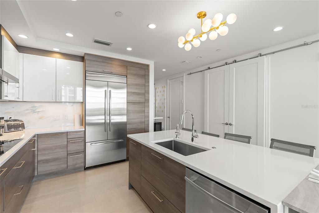 Под контрактом: $6,000 (2 спален, 2 ванн, 1402 Квадратных фут)