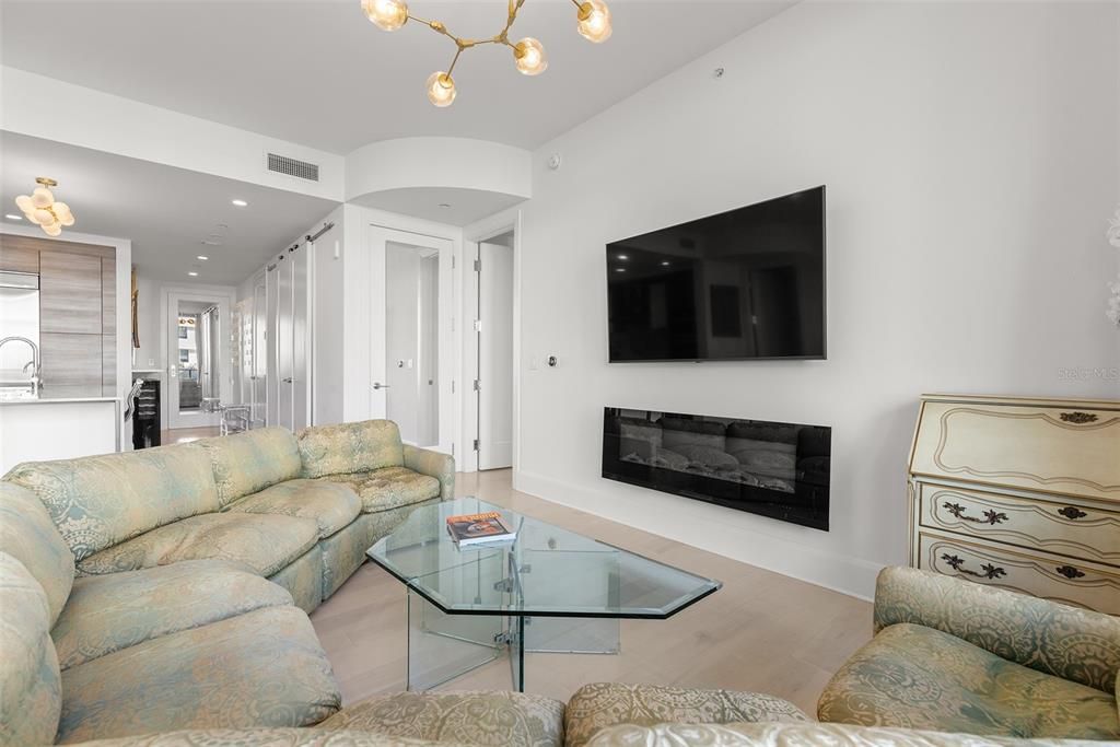 Под контрактом: $6,000 (2 спален, 2 ванн, 1402 Квадратных фут)