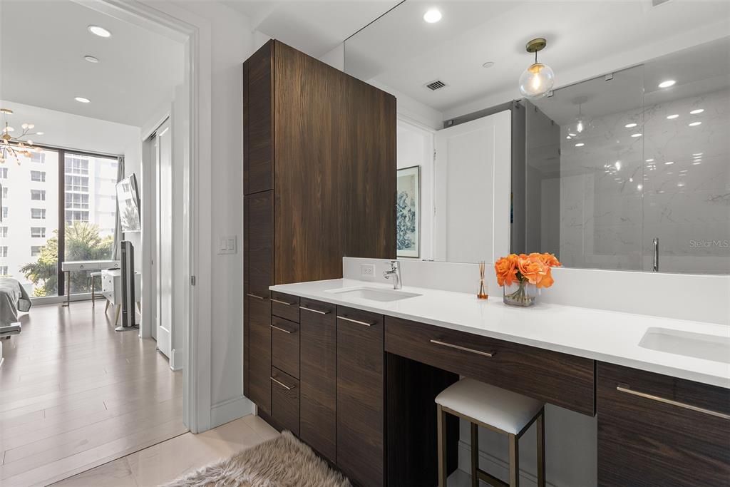 Под контрактом: $6,000 (2 спален, 2 ванн, 1402 Квадратных фут)