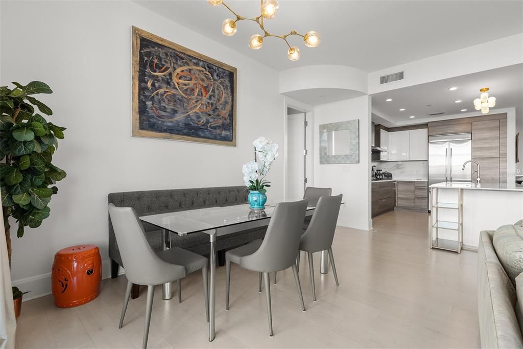 Под контрактом: $6,000 (2 спален, 2 ванн, 1402 Квадратных фут)