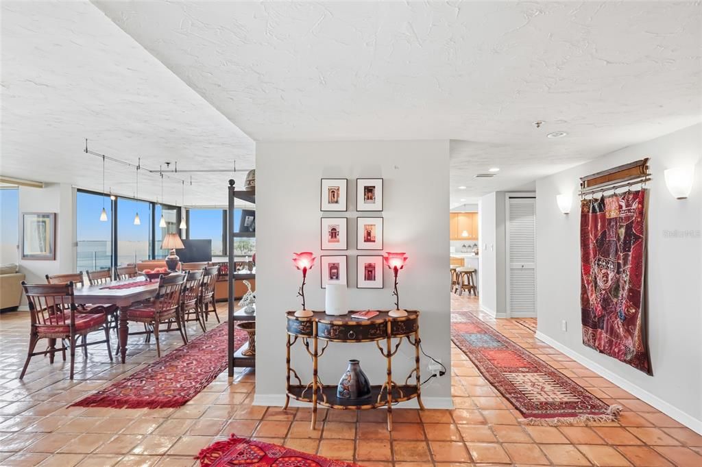 出租: $9,650 (2 贝兹, 2 浴室, 2516 平方英尺)