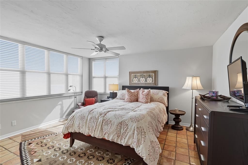 出租: $9,650 (2 贝兹, 2 浴室, 2516 平方英尺)