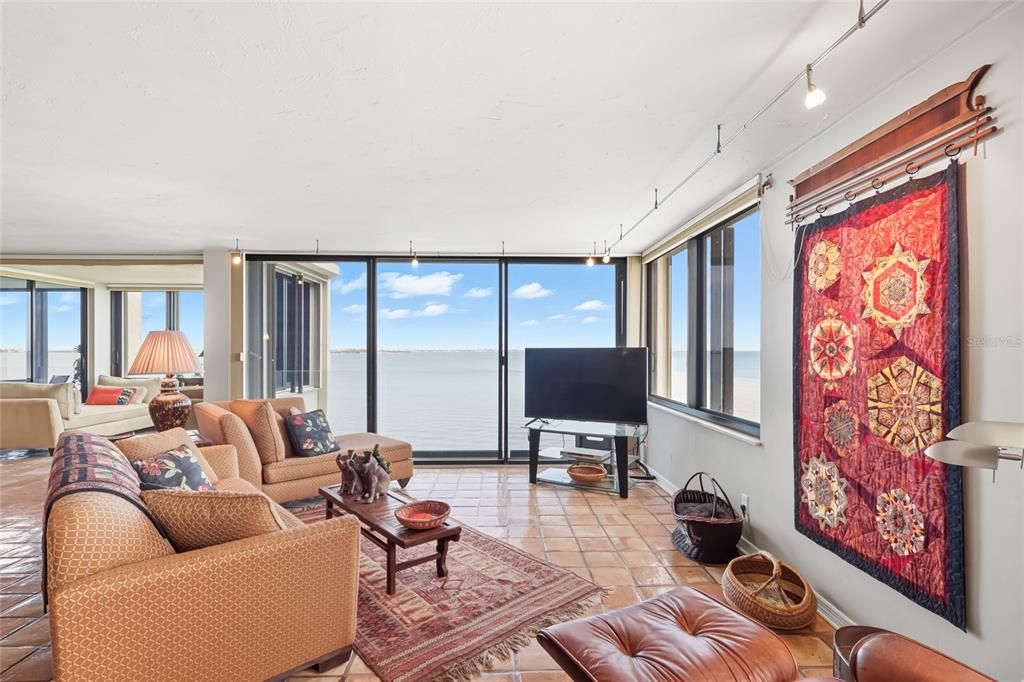 出租: $9,650 (2 贝兹, 2 浴室, 2516 平方英尺)