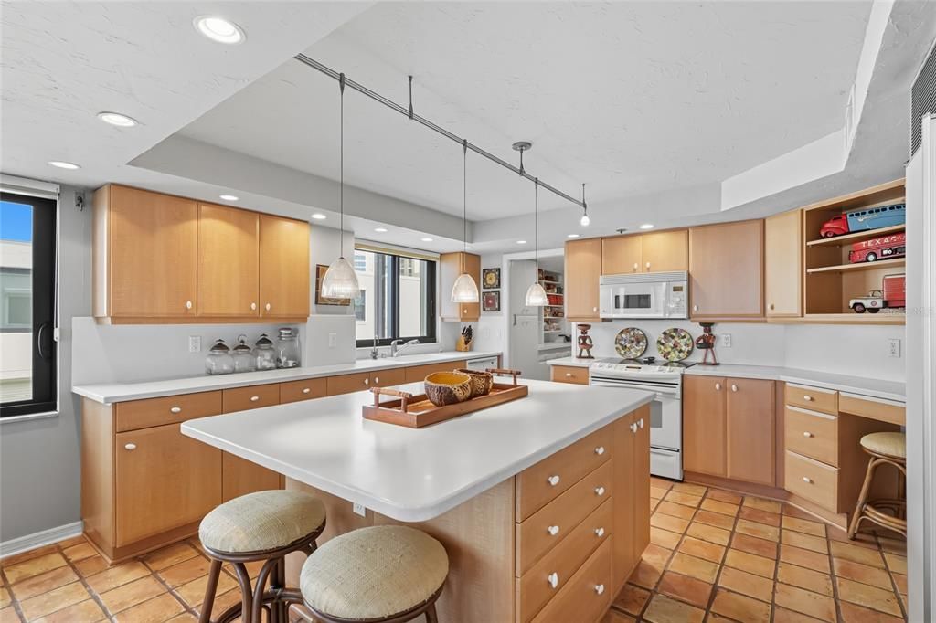 出租: $9,650 (2 贝兹, 2 浴室, 2516 平方英尺)