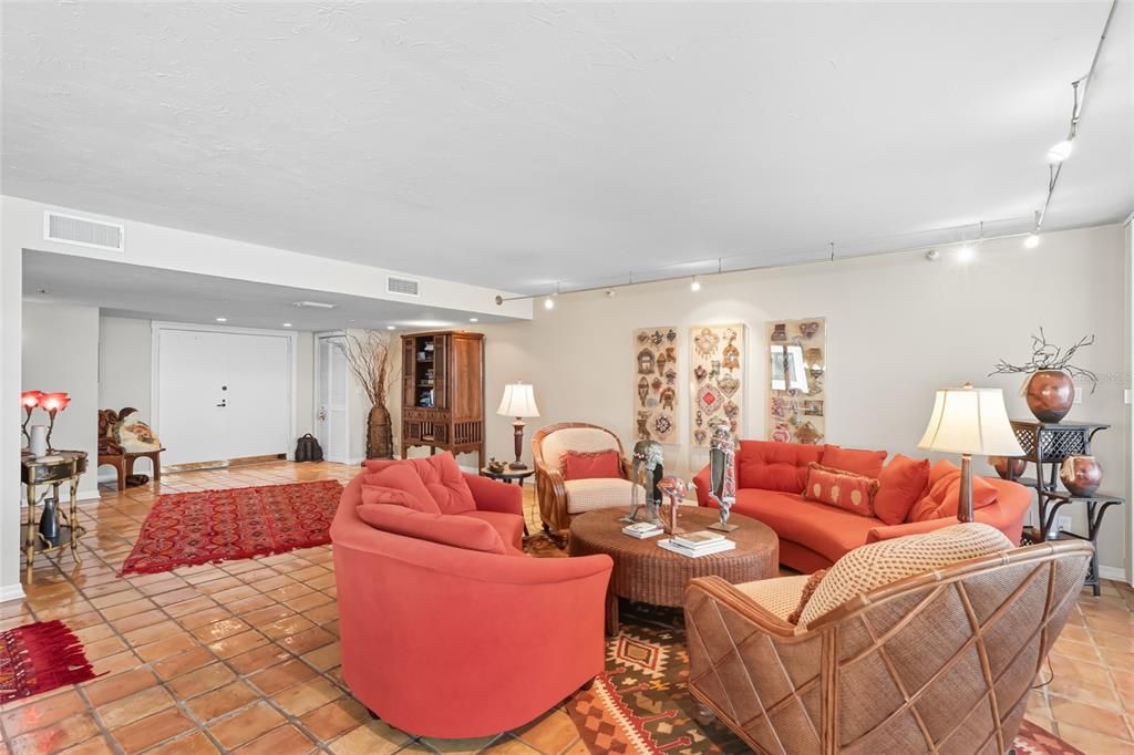 出租: $9,650 (2 贝兹, 2 浴室, 2516 平方英尺)