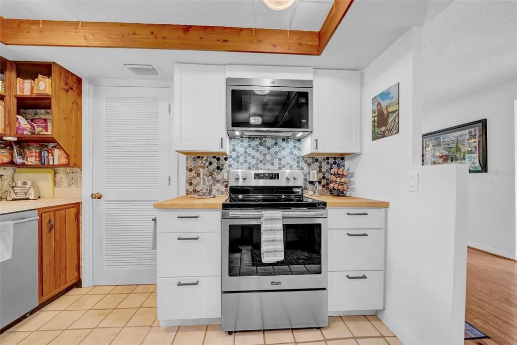 Под контрактом: $449,900 (3 спален, 3 ванн, 2010 Квадратных фут)