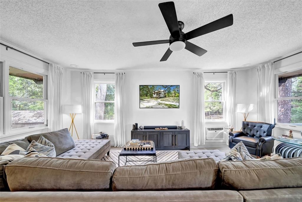 Под контрактом: $449,900 (3 спален, 3 ванн, 2010 Квадратных фут)