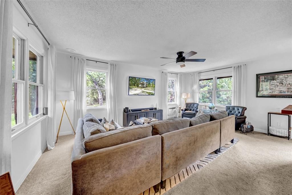 Под контрактом: $449,900 (3 спален, 3 ванн, 2010 Квадратных фут)