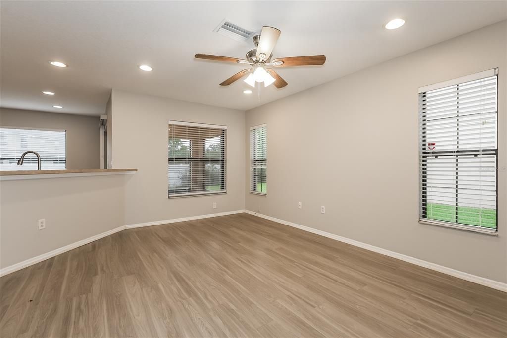 Под контрактом: $249,000 (3 спален, 2 ванн, 1665 Квадратных фут)