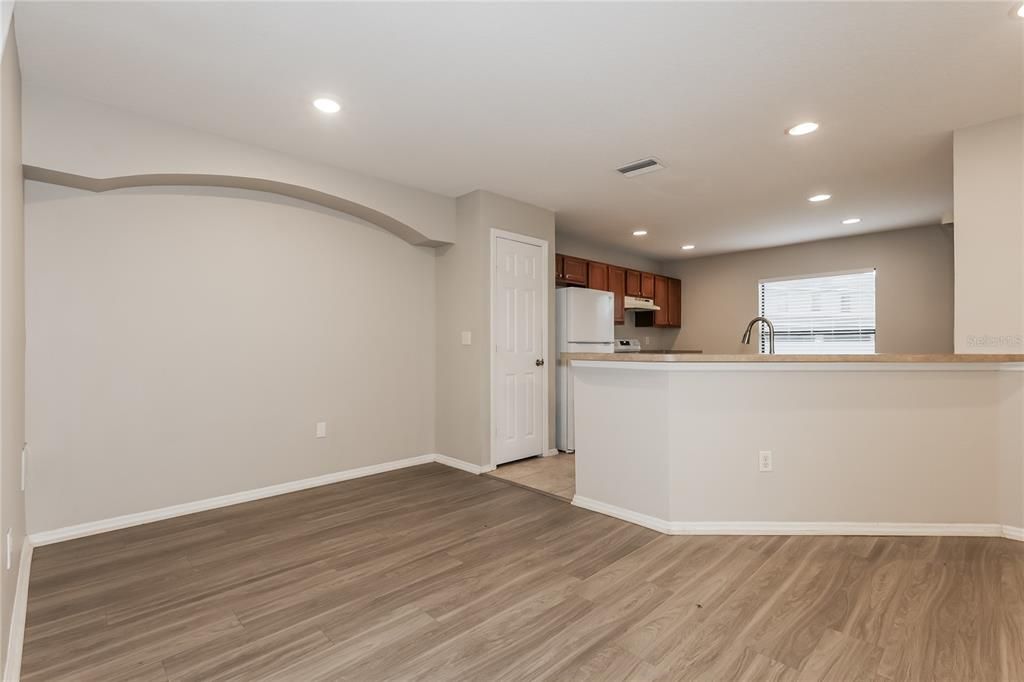 Под контрактом: $249,000 (3 спален, 2 ванн, 1665 Квадратных фут)