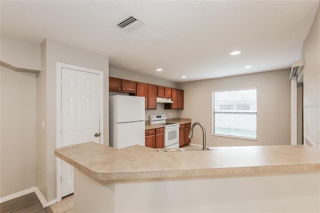 Под контрактом: $249,000 (3 спален, 2 ванн, 1665 Квадратных фут)