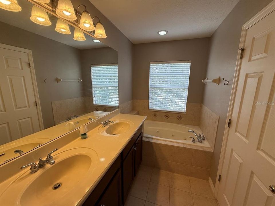 For Sale: $329,900 (3 beds, 2 baths, 1519 Square Feet)