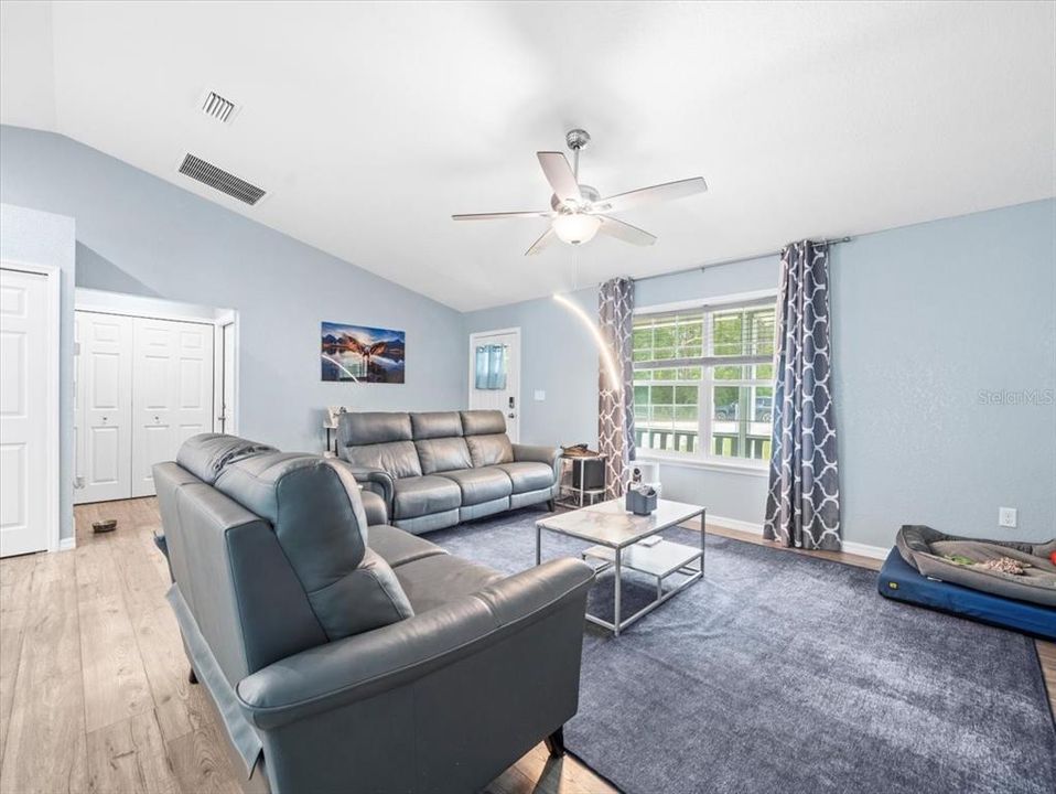 На продажу: $388,000 (3 спален, 2 ванн, 1379 Квадратных фут)