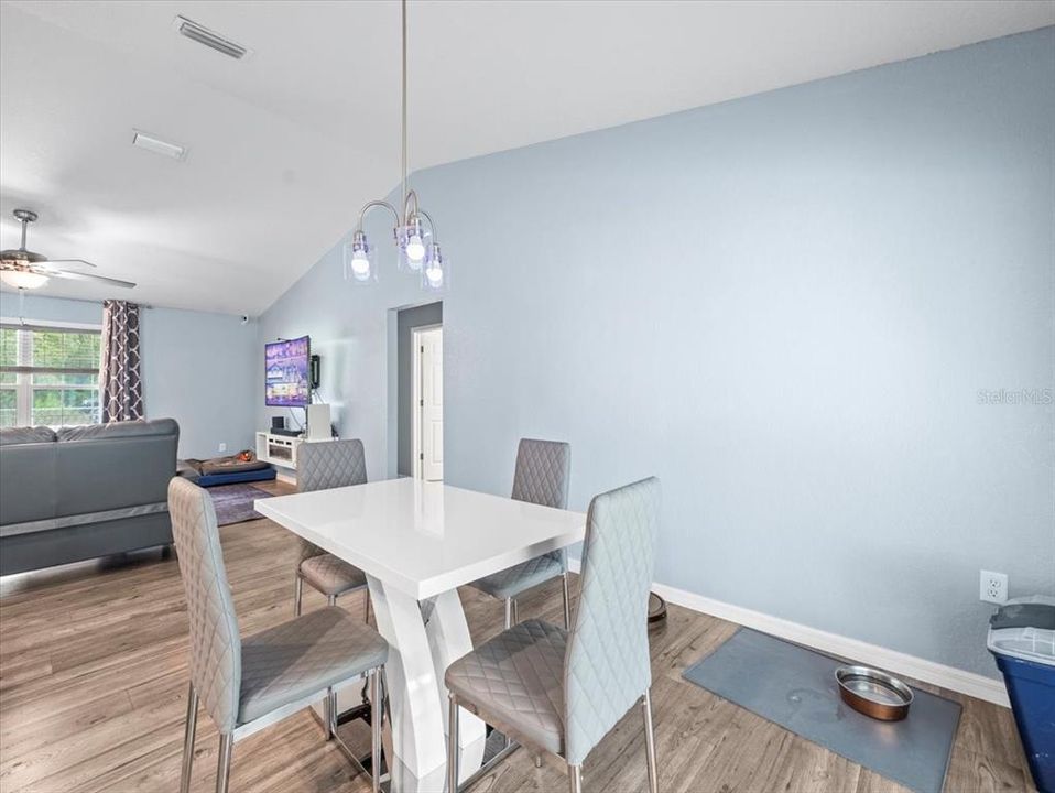 На продажу: $388,000 (3 спален, 2 ванн, 1379 Квадратных фут)