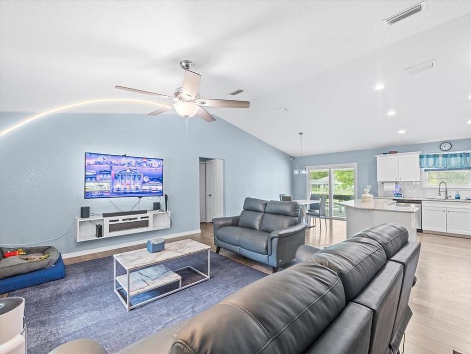 На продажу: $388,000 (3 спален, 2 ванн, 1379 Квадратных фут)