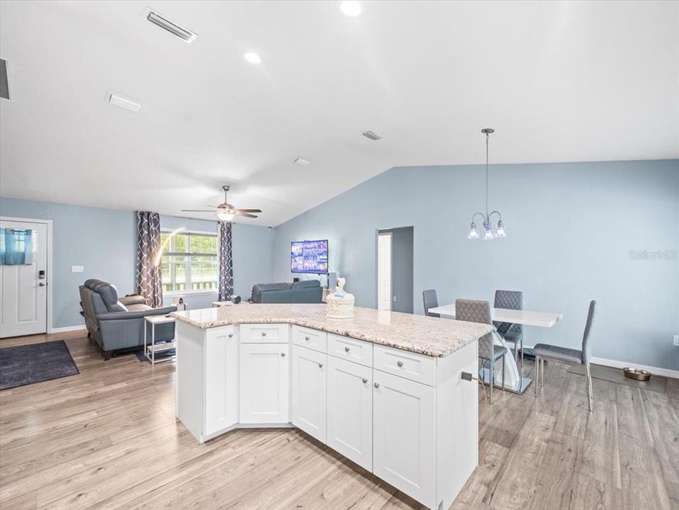 На продажу: $388,000 (3 спален, 2 ванн, 1379 Квадратных фут)