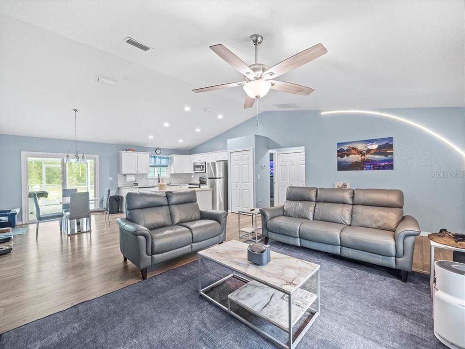 На продажу: $388,000 (3 спален, 2 ванн, 1379 Квадратных фут)