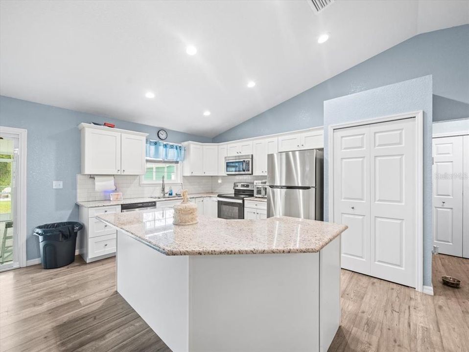 На продажу: $388,000 (3 спален, 2 ванн, 1379 Квадратных фут)