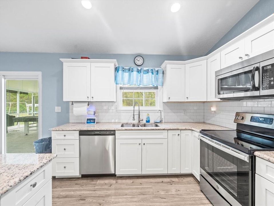 На продажу: $388,000 (3 спален, 2 ванн, 1379 Квадратных фут)