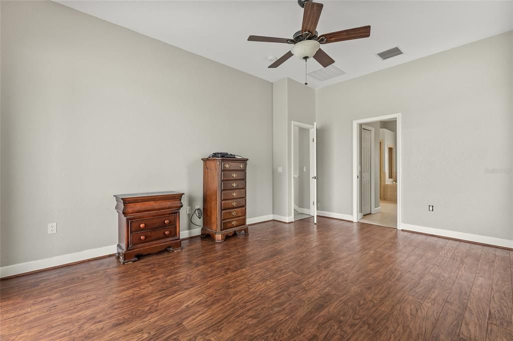 En Venta: $459,990 (4 camas, 3 baños, 2357 Pies cuadrados)