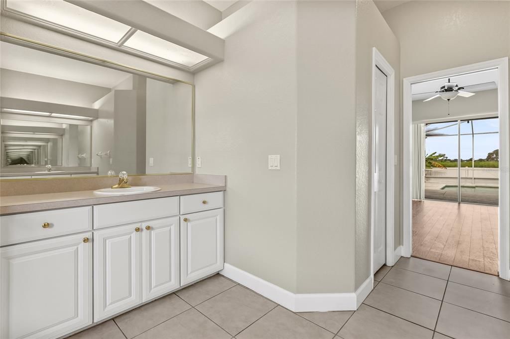 En Venta: $459,990 (4 camas, 3 baños, 2357 Pies cuadrados)