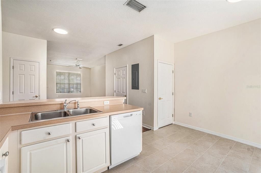 For Sale: $267,000 (2 beds, 2 baths, 1216 Square Feet)
