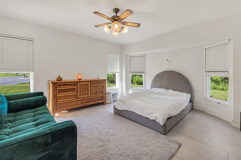 Activo con contrato: $499,999 (3 camas, 2 baños, 2978 Pies cuadrados)