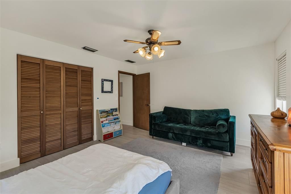 Activo con contrato: $499,999 (3 camas, 2 baños, 2978 Pies cuadrados)