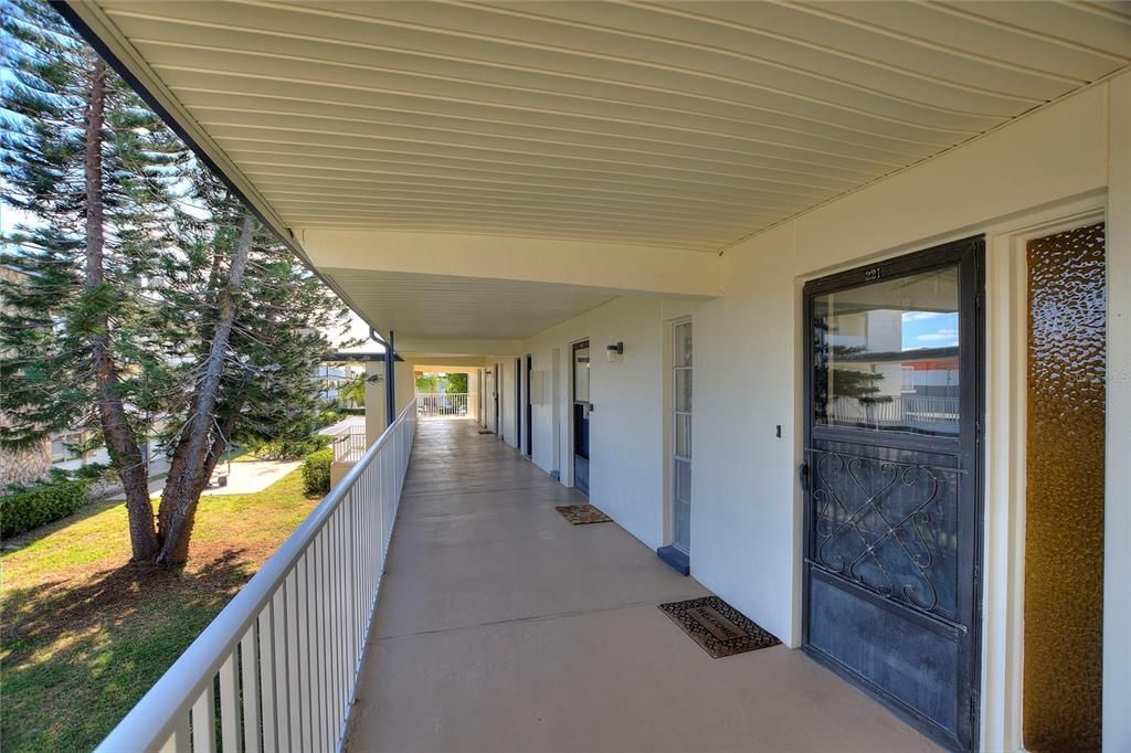 For Sale: $164,900 (2 beds, 2 baths, 940 Square Feet)