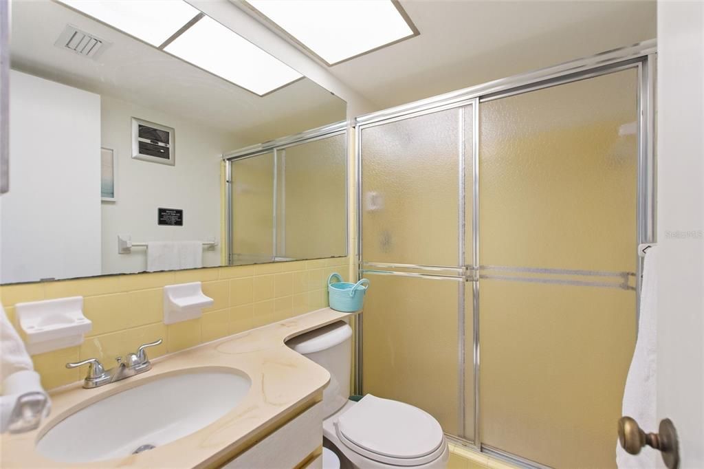 For Sale: $164,900 (2 beds, 2 baths, 940 Square Feet)