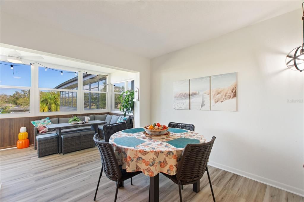 For Sale: $164,900 (2 beds, 2 baths, 940 Square Feet)