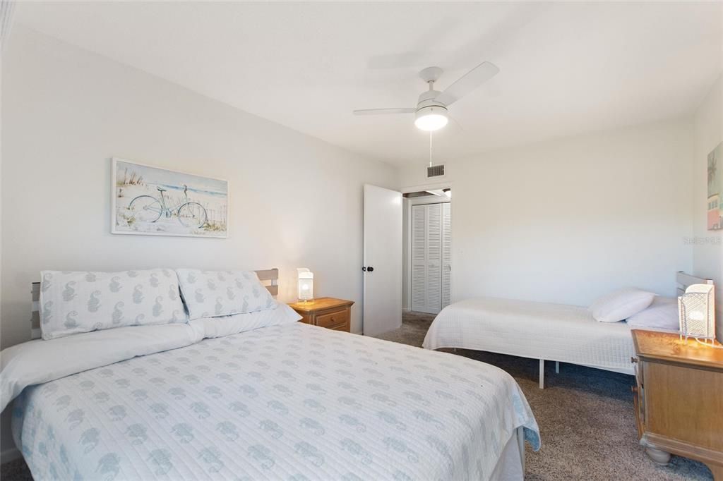 For Sale: $164,900 (2 beds, 2 baths, 940 Square Feet)