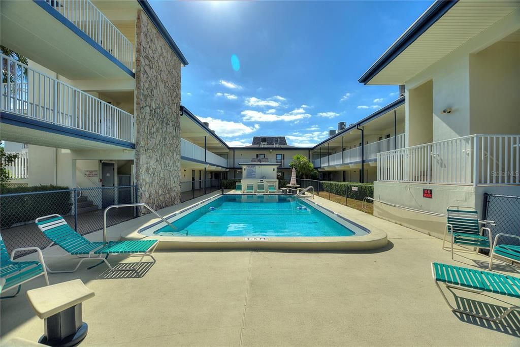 For Sale: $164,900 (2 beds, 2 baths, 940 Square Feet)