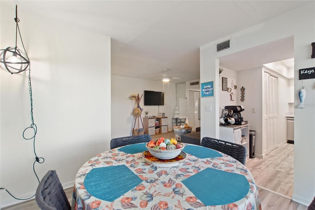 For Sale: $164,900 (2 beds, 2 baths, 940 Square Feet)