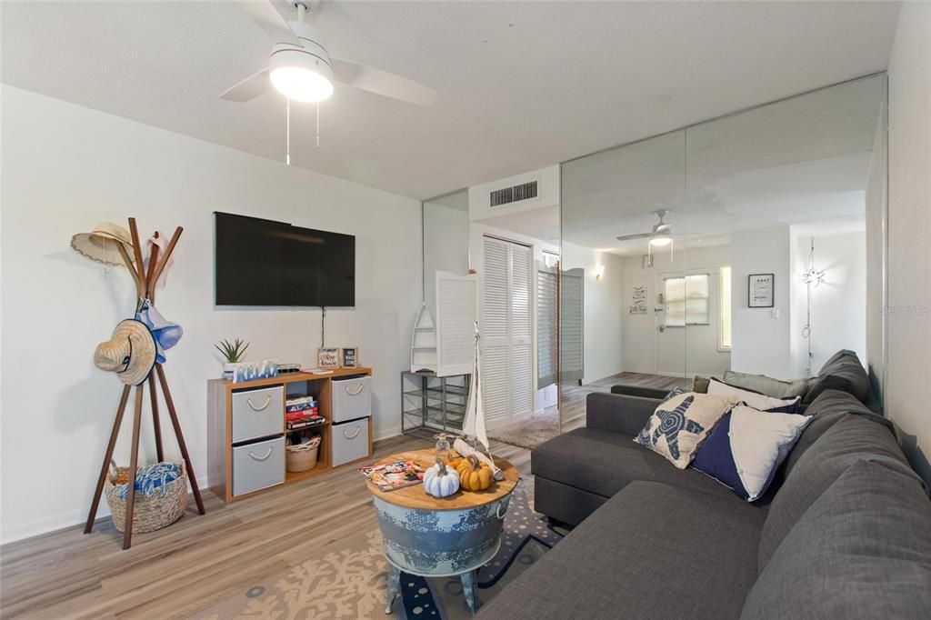 For Sale: $164,900 (2 beds, 2 baths, 940 Square Feet)