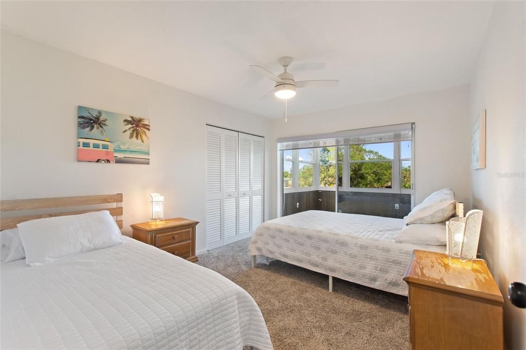 For Sale: $164,900 (2 beds, 2 baths, 940 Square Feet)