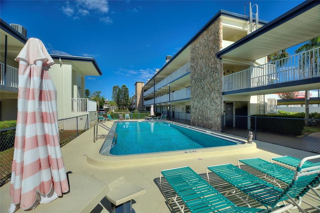 For Sale: $164,900 (2 beds, 2 baths, 940 Square Feet)