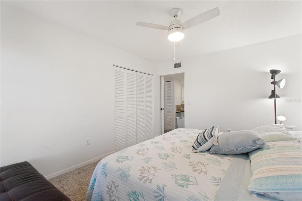 For Sale: $164,900 (2 beds, 2 baths, 940 Square Feet)