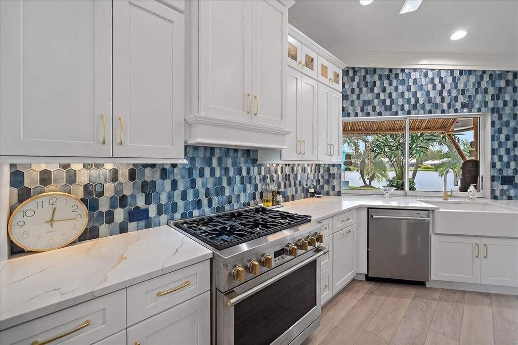 合同活跃: $719,900 (3 贝兹, 2 浴室, 2365 平方英尺)