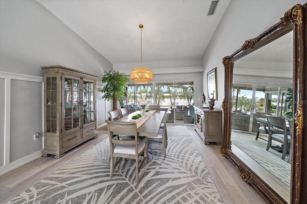 合同活跃: $719,900 (3 贝兹, 2 浴室, 2365 平方英尺)