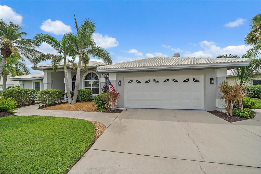 合同活跃: $719,900 (3 贝兹, 2 浴室, 2365 平方英尺)