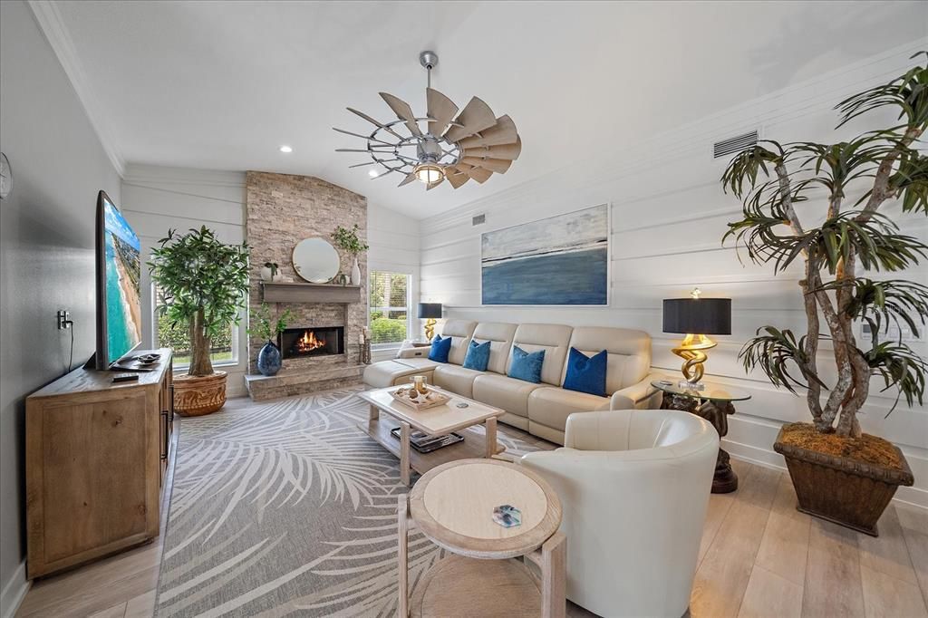 合同活跃: $719,900 (3 贝兹, 2 浴室, 2365 平方英尺)