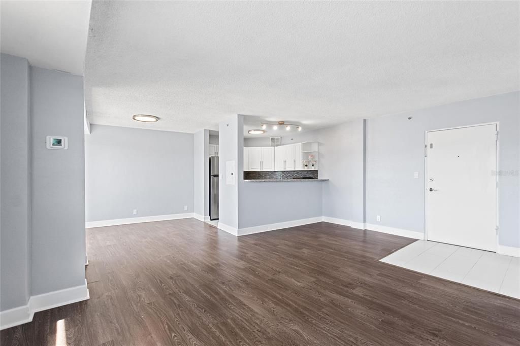 出租: $1,400 (1 贝兹, 1 浴室, 708 平方英尺)